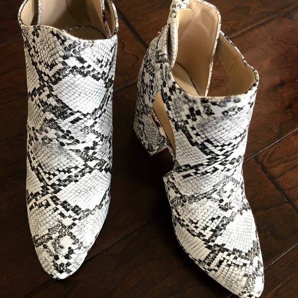 ‼️PRICE IS FIRM ‼️Snakeskin open side booties - Picture 5 of 8